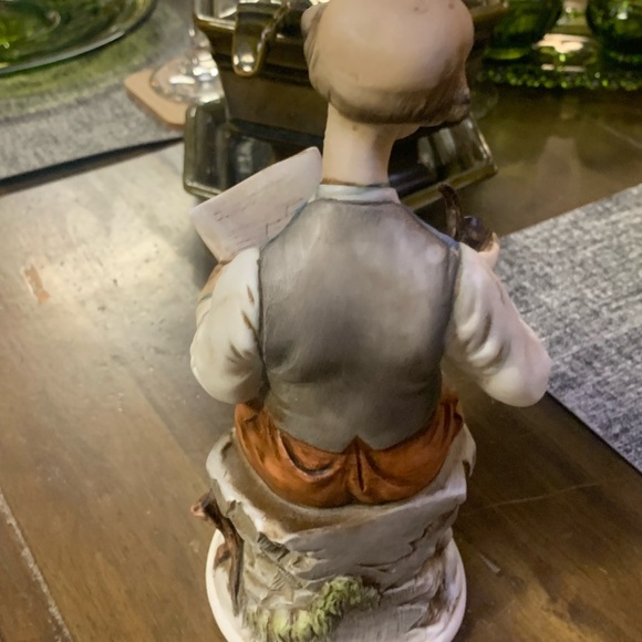 Vintage Ceramic Figurine of a Man Reading - Picture 5 of 6